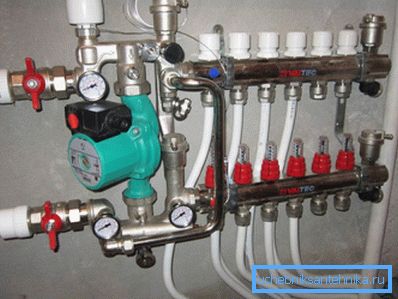 Kamm zum Heizen eines Warmwasserbodens Kamm zum Heizen eines Warmwasserbodens