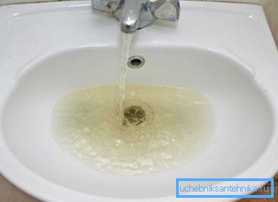 Schmutzwasser kann Flecken auf der Spüle verursachen.