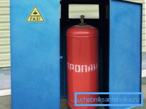 Vorratsbehälter in einem Metallbehälter Vorratsbehälter in einem Metallbehälter