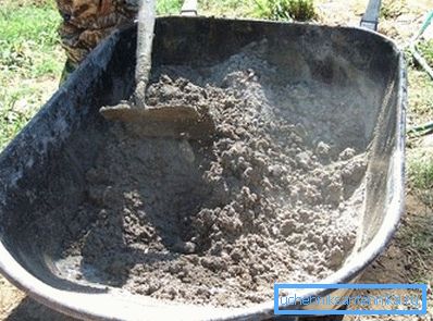 Sowohl Porzellan als auch Steingut bestehen aus weißem Ton, aber das erste Produkt hat aufgrund spezieller Zusätze bessere Konsumenteneigenschaften. Sowohl Porzellan als auch Steingut bestehen aus weißem Ton, aber das erste Produkt hat aufgrund spezieller Zusätze bessere Konsumenteneigenschaften.