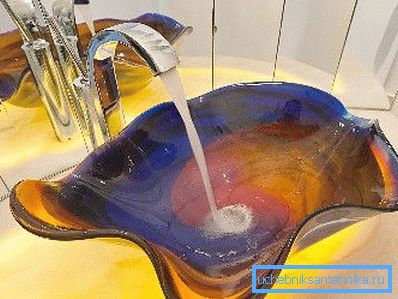 Das Spiel von Wasser, Glas und dem Licht, das auf sie fällt, ist einfach unglaublich. Das Spiel von Wasser, Glas und dem Licht, das auf sie fällt, ist einfach unglaublich.