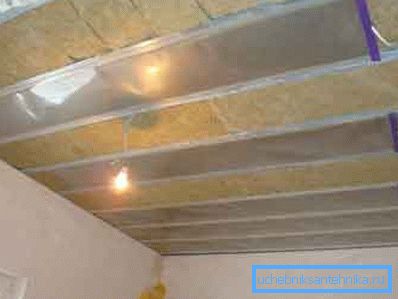 Infrarotstrahler an der Decke montiert Infrarotstrahler an der Decke montiert