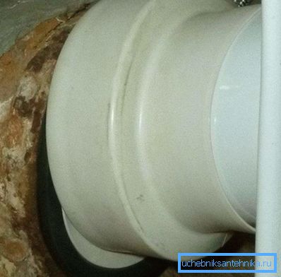 Die Zuverlässigkeit und Dichtigkeit der Verbindung hängt von der Manschette ab, die die Toilette mit dem Abwasserkanal verbindet. Die Zuverlässigkeit und Dichtigkeit der Verbindung hängt von der Manschette ab, die die Toilette mit dem Abwasserkanal verbindet.