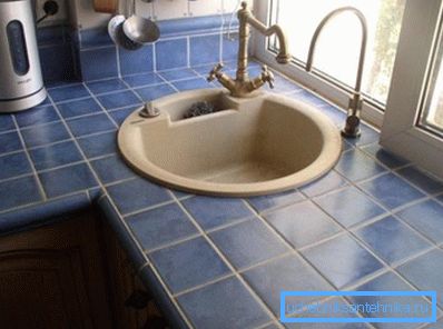 Manchmal ist ein separater Wasserhahn etwas von der allgemeinen Gestaltung des Raums abgeschnitten. Manchmal ist ein separater Wasserhahn etwas von der allgemeinen Gestaltung des Raums abgeschnitten.