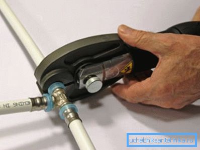 Crimpwerkzeug zum Crimpen von Pressfittings. Crimpwerkzeug zum Crimpen von Pressfittings.