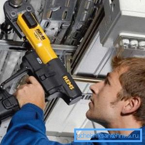 Hydraulik-basiertes Werkzeug ist einfacher zu handhaben. Hydraulik-basiertes Werkzeug ist einfacher zu handhaben.