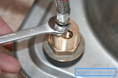 Werkzeug - verstellbarer oder Gabelschlüssel minimaler Dicke. Werkzeug - verstellbarer oder Gabelschlüssel minimaler Dicke.