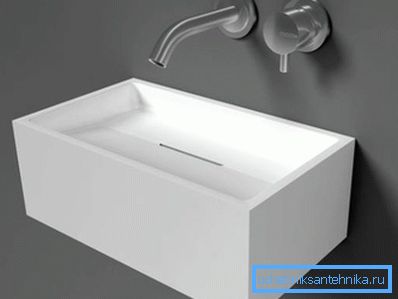 Interessantes Waschbecken Design in einem kleinen Badezimmer