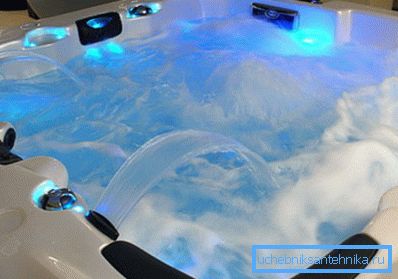 Die Verwendung eines Whirlpools oder einer Hydromassage erfordert einen Druck von mindestens vier bar in der Wasserversorgung Die Verwendung eines Whirlpools oder einer Hydromassage erfordert einen Druck von mindestens vier bar in der Wasserversorgung