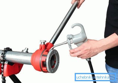 Die Verwendung eines Schraubstempels erleichtert die Arbeit erheblich. Die Verwendung eines Schraubstempels erleichtert die Arbeit erheblich.