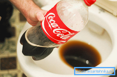 Verwenden Sie Coca Cola, um die Toilette zu reinigen. Verwenden Sie Coca Cola, um die Toilette zu reinigen.