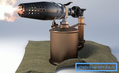 Mit einer Lötlampe Mit einer Lötlampe