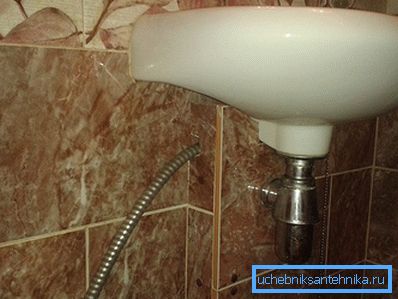 Hygienische Dusche wird unter der Spüle hervorgebracht. Hygienische Dusche wird unter der Spüle hervorgebracht.