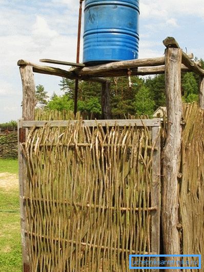 Vermeiden Sie unzuverlässige Konstruktionen: Ein gefallenes Fass Wasser kann Sie leicht verkrüppeln und sogar töten. Vermeiden Sie unzuverlässige Konstruktionen: Ein gefallenes Fass Wasser kann Sie leicht verkrüppeln und sogar töten.