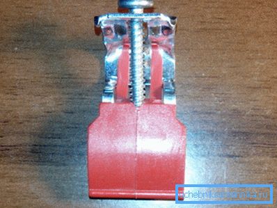 Das Produkt aus Metall und Kunststoff in vergrößerter Form. Das Produkt aus Metall und Kunststoff in vergrößerter Form.