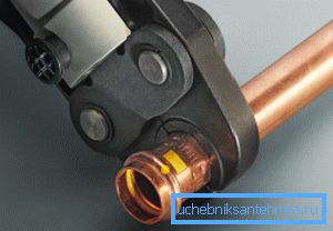 Die Produkte werden durch Crimpen mit speziellen Zangen versiegelt. In der Anleitung erfahren Sie, wie Sie dies richtig machen Die Produkte werden durch Crimpen mit speziellen Zangen versiegelt. In der Anleitung erfahren Sie, wie Sie dies richtig machen