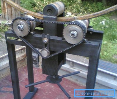 Biegen eines Profilrohrs an der Rohrbiegemaschine Biegen eines Profilrohrs an der Rohrbiegemaschine