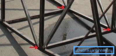 Das Knotenmachen findet meist am Boden statt. Die Knotenbildung erfolgt meist am Boden.