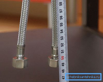 Die Länge des Schlauchs kann mit einem herkömmlichen Maßband oder Lineal gemessen werden Die Länge des Schlauchs kann mit einem herkömmlichen Maßband oder Lineal gemessen werden