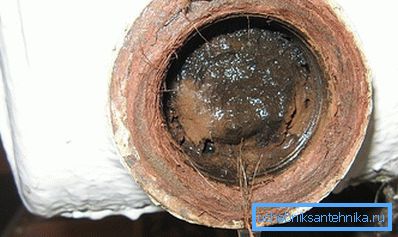 Kalk- und Schlammablagerungen im alten Heizungssystem. Kalk- und Schlammablagerungen im alten Heizungssystem.