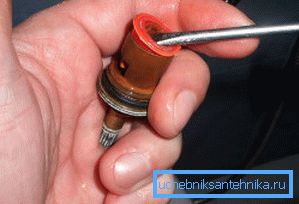 Stecker aus den Metallgehäuseteilen entfernen Stecker aus den Metallgehäuseteilen entfernen