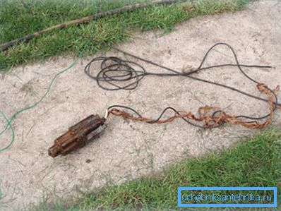 Die Tiefbrunnenpumpe entfernen. Die Tiefbrunnenpumpe entfernen.