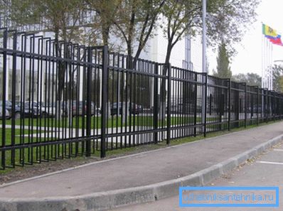 Anmutiger Zaun aus quadratischen und rechteckigen Profilen aus rostfreiem Stahl Anmutiger Zaun aus quadratischen und rechteckigen Profilen aus rostfreiem Stahl