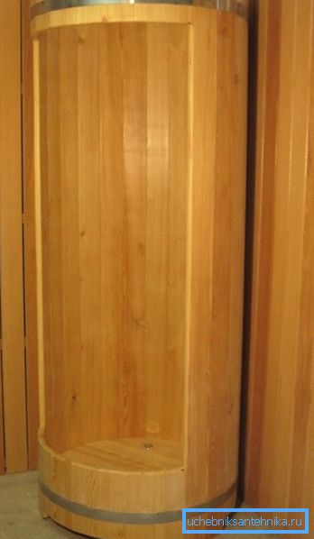 Lärchenkabinen sind feuchtigkeitsbeständig, daher ist dieses Material bei der Herstellung von Duschkabinen sehr beliebt Lärchenkabinen sind feuchtigkeitsbeständig, daher ist dieses Material bei der Herstellung von Duschkabinen sehr beliebt