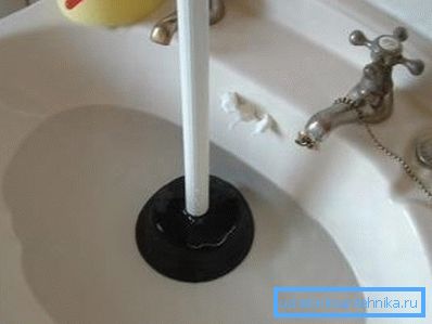 So lösen Sie schnell den Verstopfung in der Spüle mit einem Kolben So lösen Sie schnell den Verstopfung in der Spüle mit einem Kolben