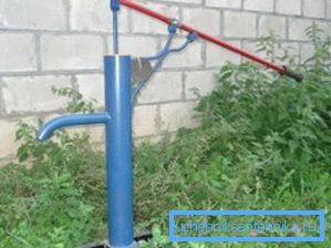 So pumpen Sie Wasser aus einer Quelle ohne Strom mit einer Saugnapfpumpe