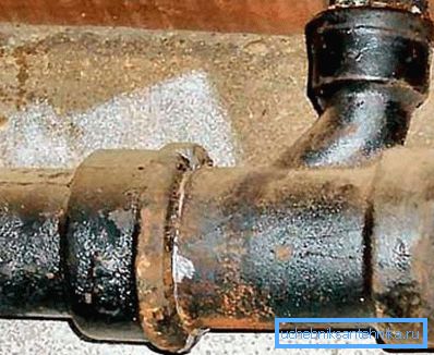 Wie Sie auf diesem Foto sehen können, hat Gusseisen nicht das ausdrucksvollste Aussehen. Daher begannen beim Verlegen von Leitungen in Wohnungen und Häusern attraktivere Materialien zu verwenden. Wie Sie auf diesem Foto sehen können, hat Gusseisen nicht das ausdrucksvollste Aussehen. Daher begannen beim Verlegen von Leitungen in Wohnungen und Häusern attraktivere Materialien zu verwenden.