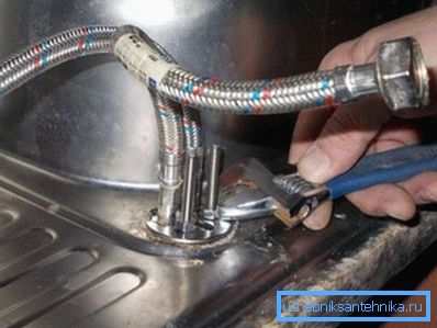 So entfernen Sie den Mixer in der Küche mit einer Spüle So entfernen Sie den Mixer in der Küche mit einer Spüle