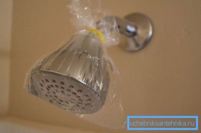 Wie kann man die Duschgießkanne von Kalk reinigen, wenn sie nicht entfernt wird? Gießen Sie den Essig in den Beutel und fixieren Sie ihn im Regen, lassen Sie ihn 1-2 Stunden ruhen und spülen Sie dann die Oberfläche gut ab Wie kann man die Duschgießkanne von Kalk reinigen, wenn sie nicht entfernt wird? Gießen Sie den Essig in den Beutel und fixieren Sie ihn im Regen, lassen Sie ihn 1-2 Stunden ruhen und spülen Sie dann die Oberfläche gut ab