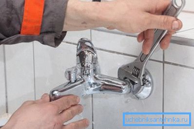 So reparieren Sie den Wasserhahn in der Küchenwand So reparieren Sie den Wasserhahn in der Küchenwand