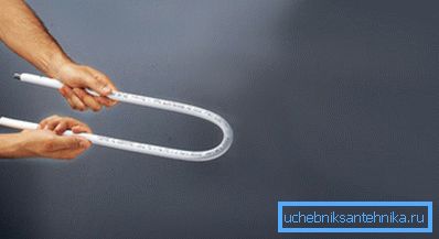Wie man ein Plastikrohr biegt Wie man ein Plastikrohr biegt
