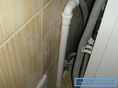 Das Abwasserrohr wird auf die gewünschte Höhe angehoben. Das Abwasserrohr wird auf die gewünschte Höhe angehoben.