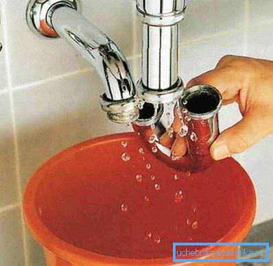 2784 Entfernen des Siphons zum Reinigen