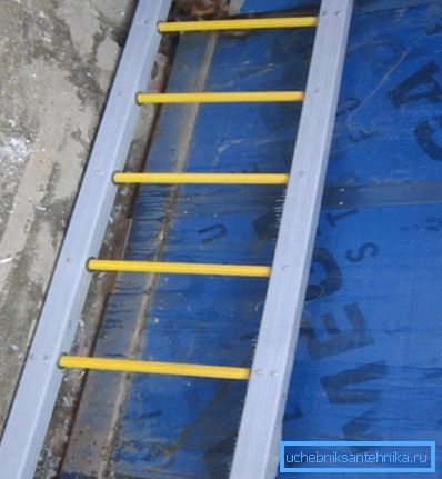 Kanal- und Ablauftreppe aus Fiberglas Kanal- und Ablauftreppe aus Fiberglas