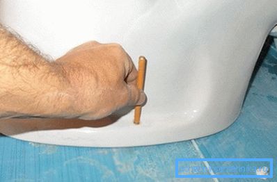 Halten Sie den Stift senkrecht zur Oberfläche Halten Sie den Stift senkrecht zur Oberfläche