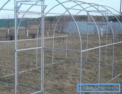 Der Rahmen für die Herstellung von Gewächshäusern oder Gewächshäusern aus Aluminium hält viel länger als ein Eisenmetallprodukt Der Rahmen für die Herstellung von Gewächshäusern oder Gewächshäusern aus Aluminium hält viel länger als ein Eisenmetallprodukt