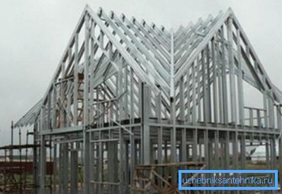 Der Rahmen des Hauses, komplett aus Metallprofilen gefertigt Der Rahmen des Hauses, komplett aus Metallprofilen gefertigt