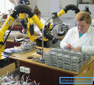 Jeder Arbeitsplatz kann mit einer persönlichen Absaughaube ausgestattet werden. Jeder Arbeitsplatz kann mit einer persönlichen Absaughaube ausgestattet werden.