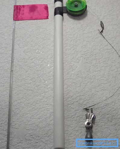 Jeder der abgesägten Zylinder von einem Ende wird mit einer Bügelsäge eingeschnitten oder mit einem Bohrer gebohrt. Um die Wicklung auf den vorbereiteten Zylindern aus der Fahrradkammer zu halten, schneiden wir die Ringe. Die Stange kann auch aus Rohrresten hergestellt werden
