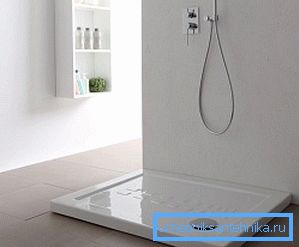 Die 80x120-Duschwanne aus Keramik ist schwer genug, daher ist es für die genaue Verklebung besser, Helfer anzurufen. Die 80x120-Duschwanne aus Keramik ist schwer genug, daher ist es für die genaue Verklebung besser, Helfer anzurufen.
