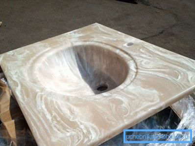 Porzellanfliesen können mit Imitation von Onyx, Marmor und anderen teuren Naturmaterialien hergestellt werden.