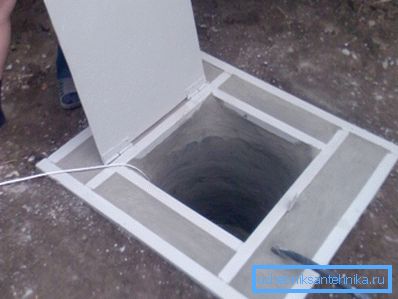 Caisson aus Beton mit der Luke Caisson aus Beton mit der Luke