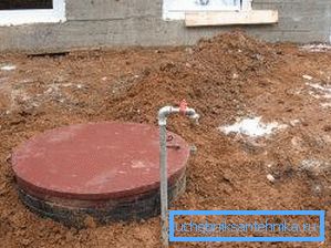 Der Caisson muss mit einem Deckel verschlossen werden, um eine Kontamination zu verhindern, während einige Handwerker es vorziehen, einen zusätzlichen Hahn auf der Oberfläche zu installieren Der Caisson muss mit einem Deckel verschlossen werden, um eine Kontamination zu verhindern, während einige Handwerker es vorziehen, einen zusätzlichen Hahn auf der Oberfläche zu installieren
