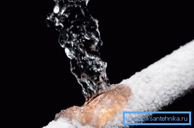 Kochendes Wasser hilft dabei, das darin gebildete Eis zu schmelzen Kochendes Wasser hilft dabei, das darin gebildete Eis zu schmelzen