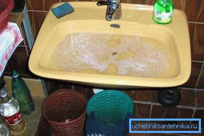 Kochendes Wasser in der Spüle Kochendes Wasser in der Spüle
