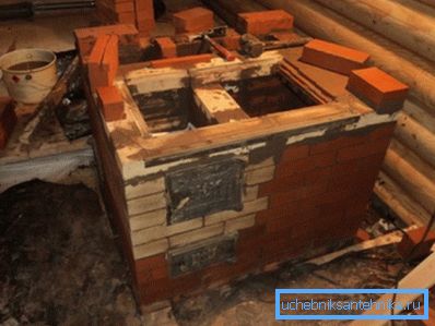 Maurerarbeit in einem Holzhaus Maurerarbeit in einem Holzhaus